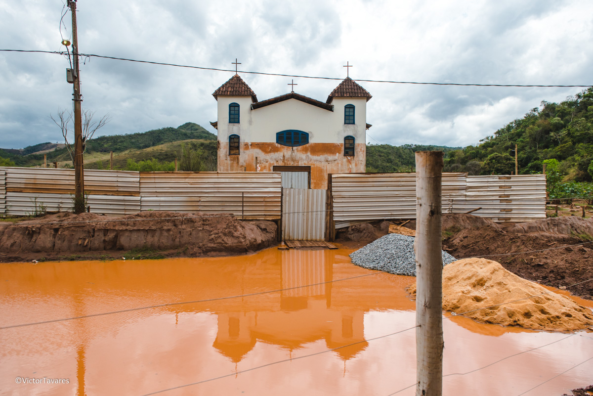 Fotos do rompimento da barragem da Samarco ocorrido em Mariana MG com lama destruição e ruínas em Paracatu de baixo Minas Gerais