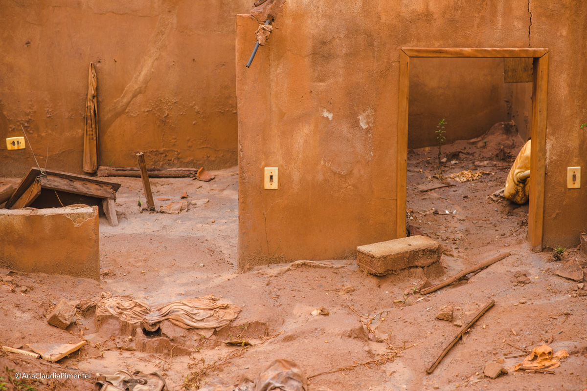 Fotos do rompimento da barragem da Samarco ocorrido em Mariana MG com lama destruição e ruínas em Paracatu de baixo Minas Gerais