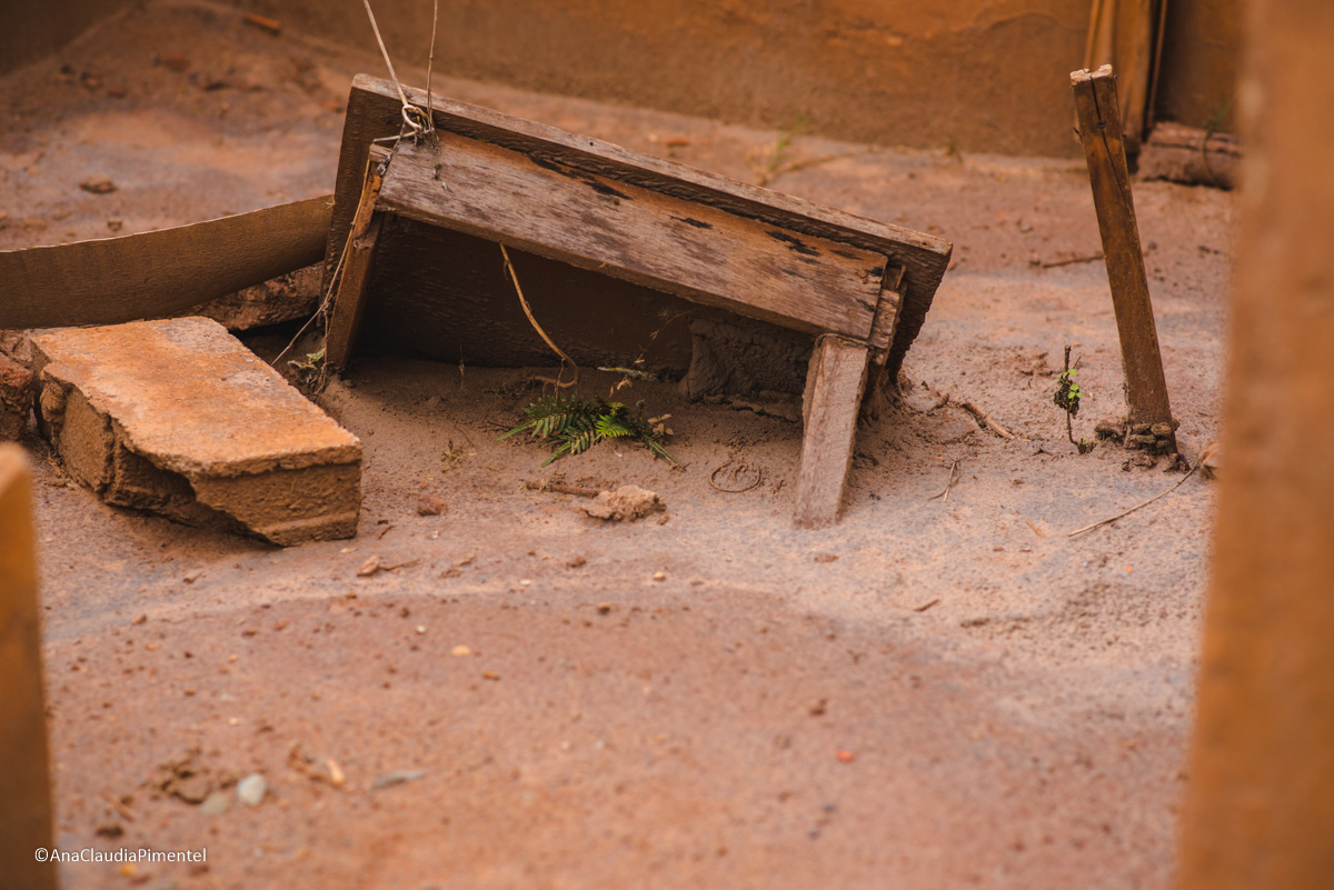 Fotos do rompimento da barragem da Samarco ocorrido em Mariana MG com lama destruição e ruínas em Paracatu de baixo Minas Gerais