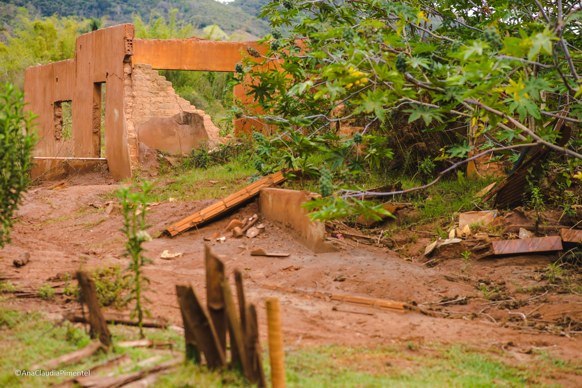 Fotos do rompimento da barragem da Samarco ocorrido em Mariana MG com lama destruição e ruínas em Paracatu de baixo Minas Gerais