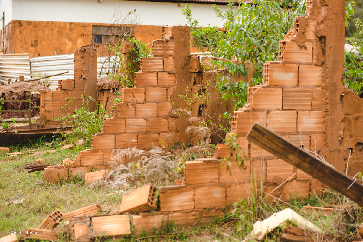 Fotos do rompimento da barragem da Samarco ocorrido em Mariana MG com lama destruição e ruínas em Paracatu de baixo Minas Gerais