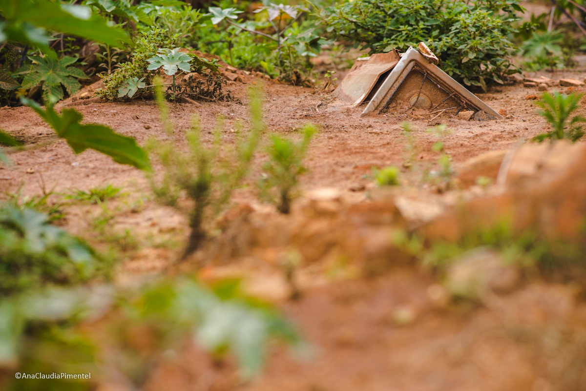 Fotos do rompimento da barragem da Samarco ocorrido em Mariana MG com lama destruição e ruínas em Paracatu de baixo Minas Gerais