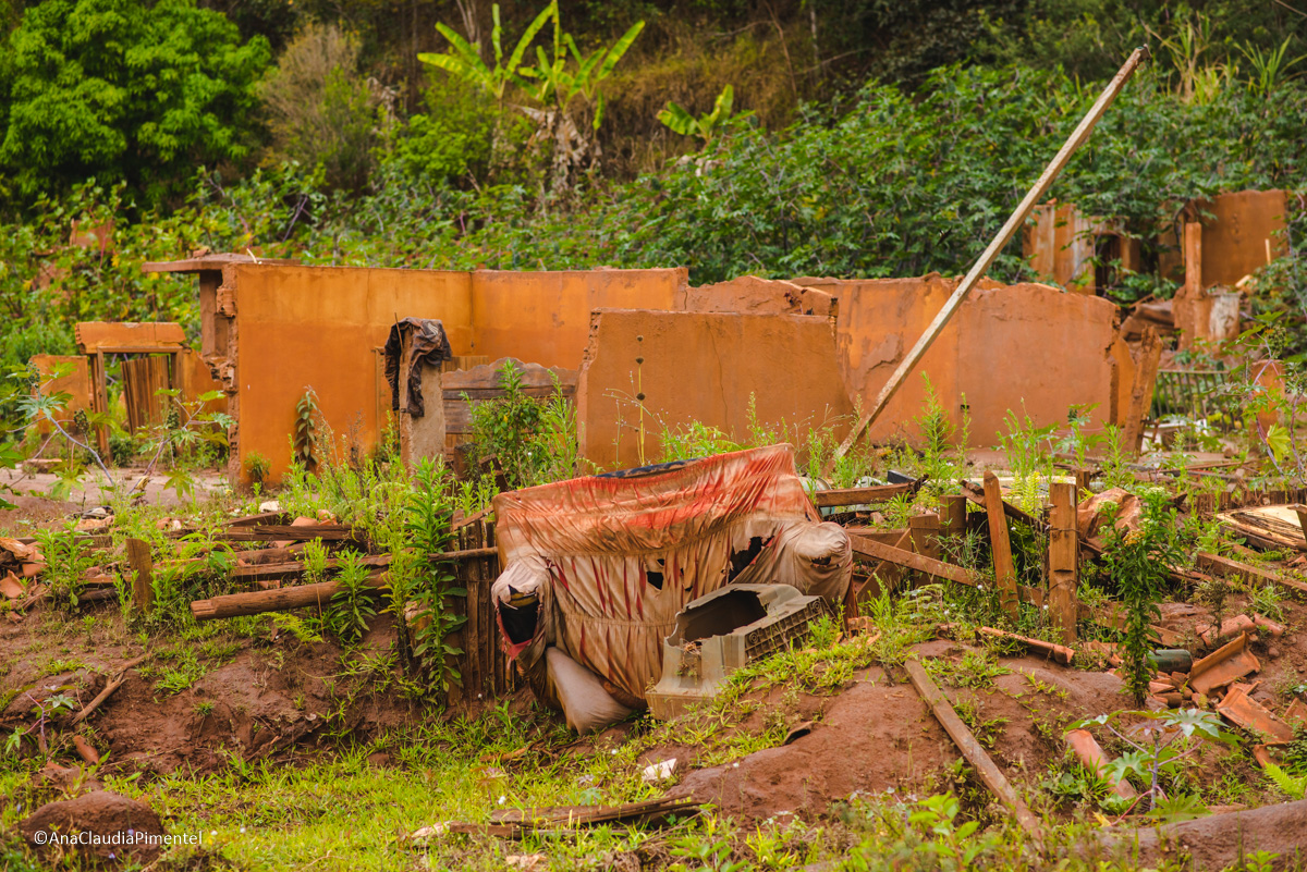Fotos do rompimento da barragem da Samarco ocorrido em Mariana MG com lama destruição e ruínas em Paracatu de baixo Minas Gerais