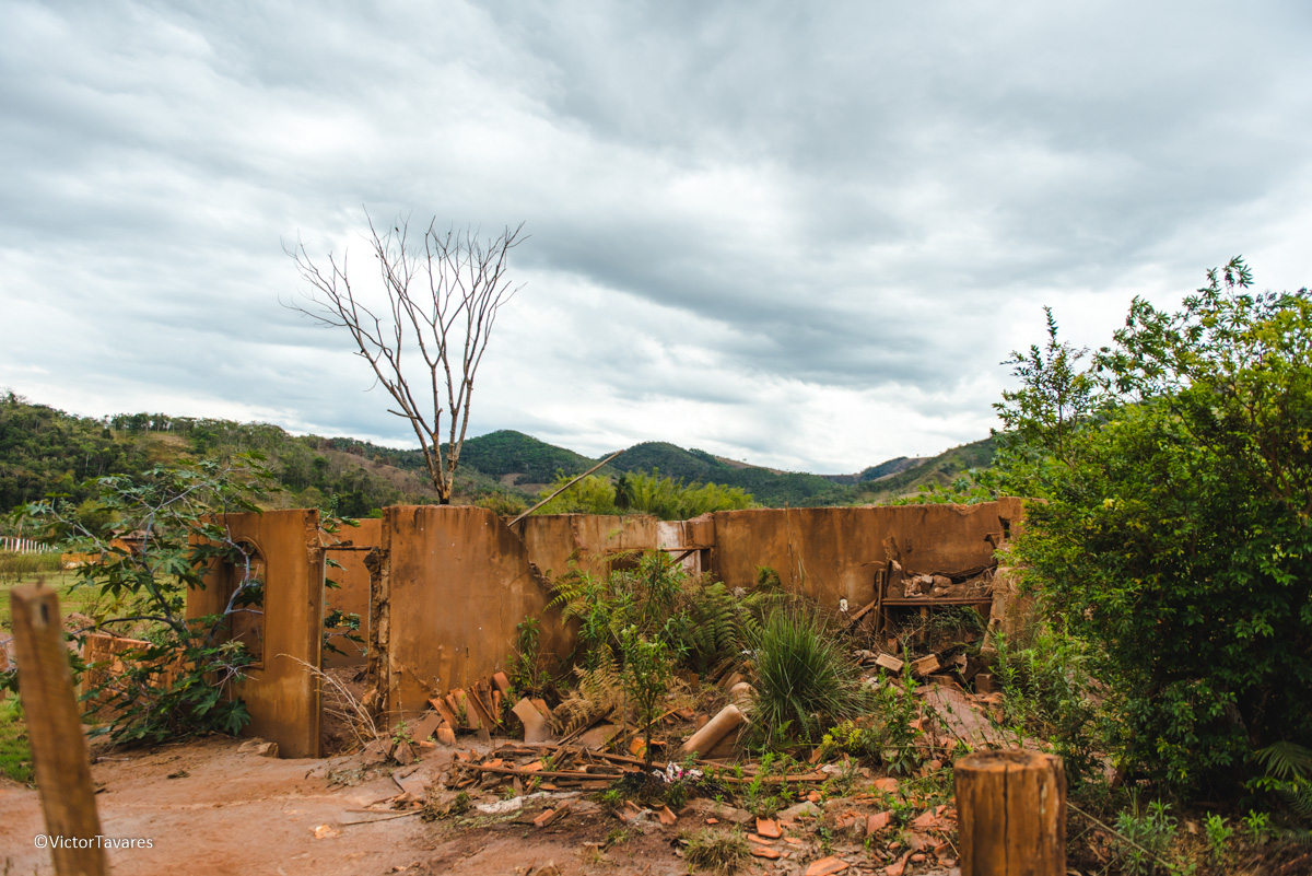 Fotos do rompimento da barragem da Samarco ocorrido em Mariana MG com lama destruição e ruínas em Paracatu de baixo Minas Gerais