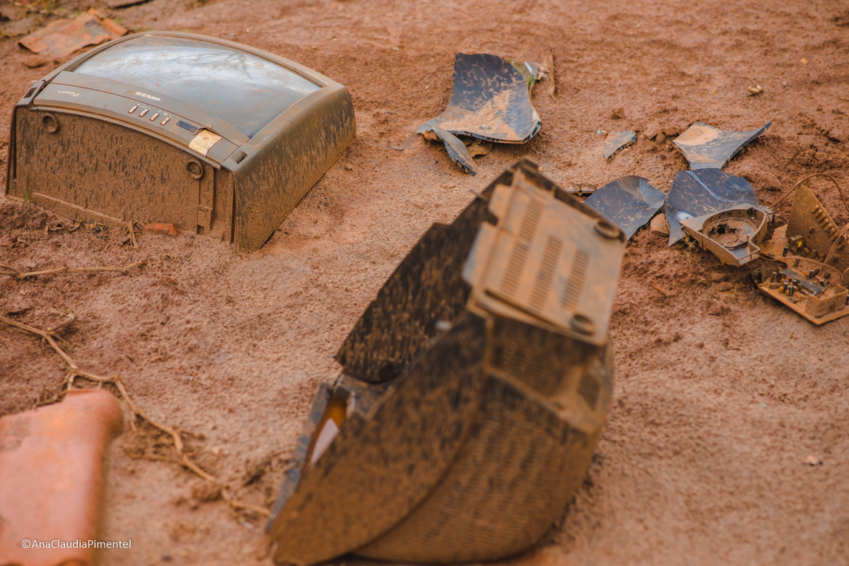 Fotos do rompimento da barragem da Samarco ocorrido em Mariana MG com lama destruição e ruínas em Paracatu de baixo Minas Gerais