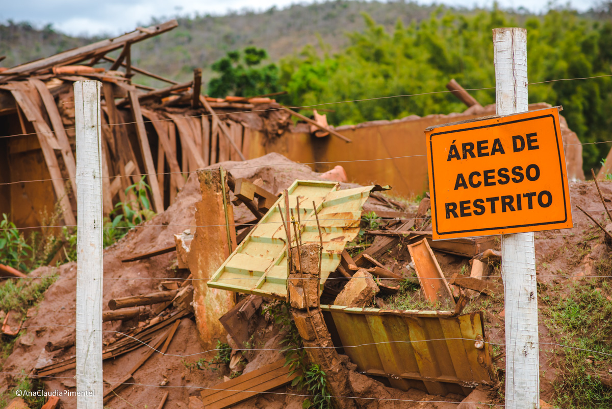 Fotos do rompimento da barragem da Samarco ocorrido em Mariana MG com lama destruição e ruínas em Paracatu de baixo Minas Gerais