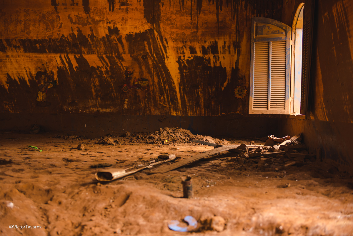 Fotos do rompimento da barragem da Samarco ocorrido em Mariana MG com lama destruição e ruínas em Paracatu de baixo Minas Gerais