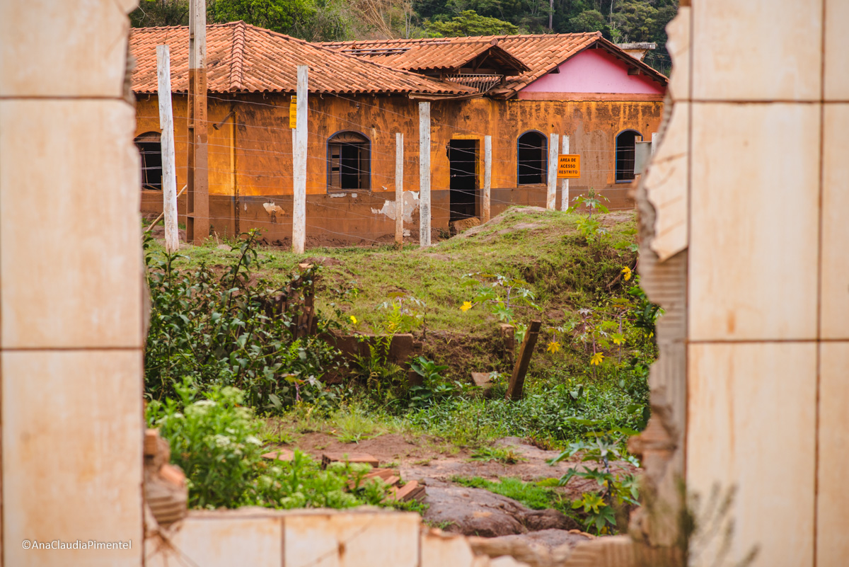 Fotos do rompimento da barragem da Samarco ocorrido em Mariana MG com lama destruição e ruínas em Paracatu de baixo Minas Gerais