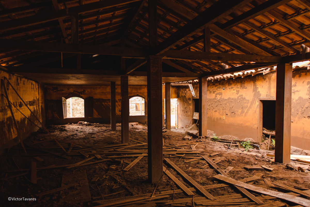 Fotos do rompimento da barragem da Samarco ocorrido em Mariana MG com lama destruição e ruínas em Paracatu de baixo Minas Gerais
