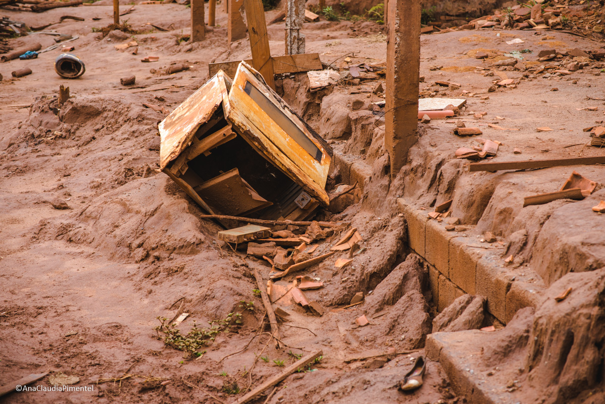 Fotos do rompimento da barragem da Samarco ocorrido em Mariana MG com lama destruição e ruínas em Paracatu de baixo Minas Gerais