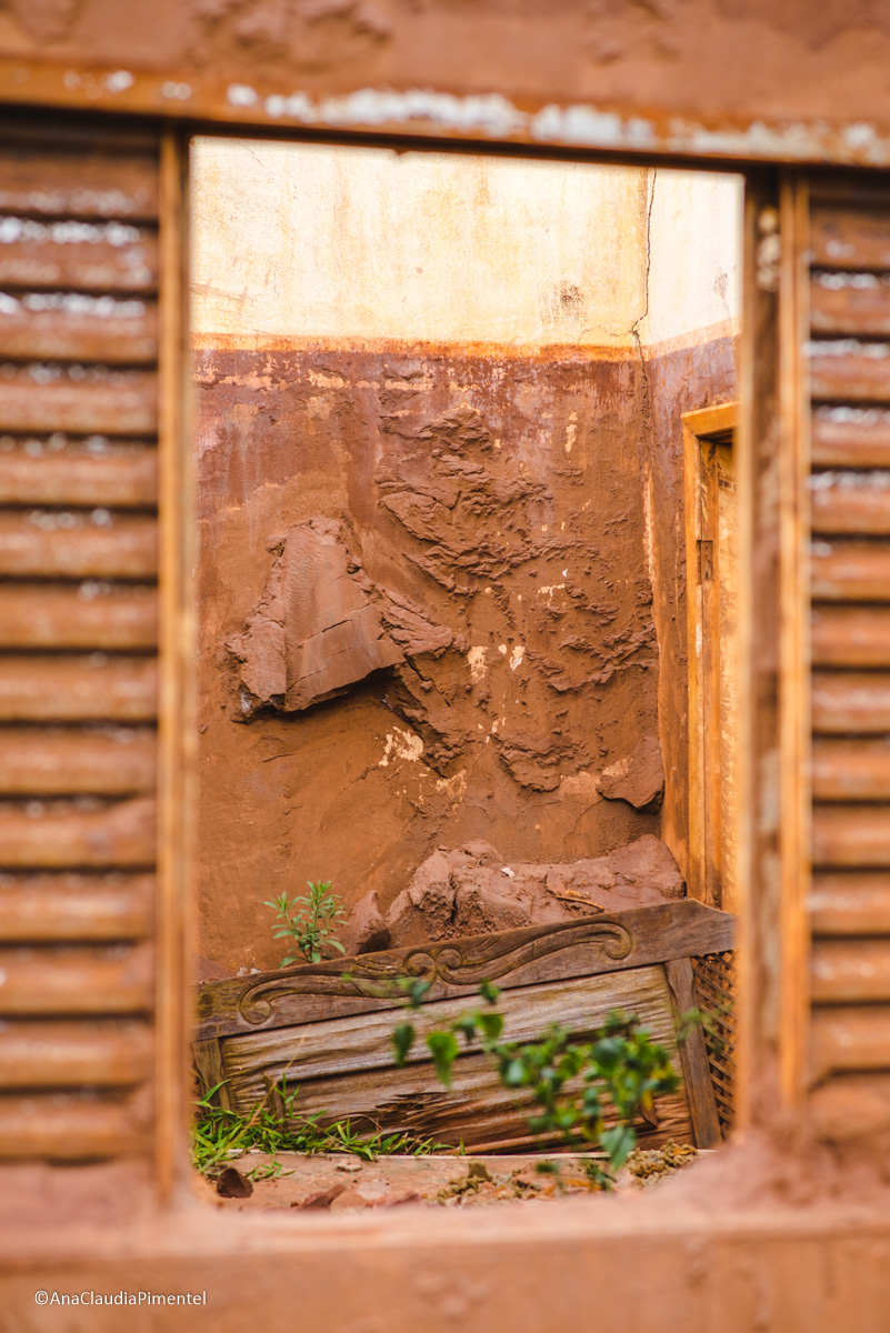 Fotos do rompimento da barragem da Samarco ocorrido em Mariana MG com lama destruição e ruínas em Paracatu de baixo Minas Gerais