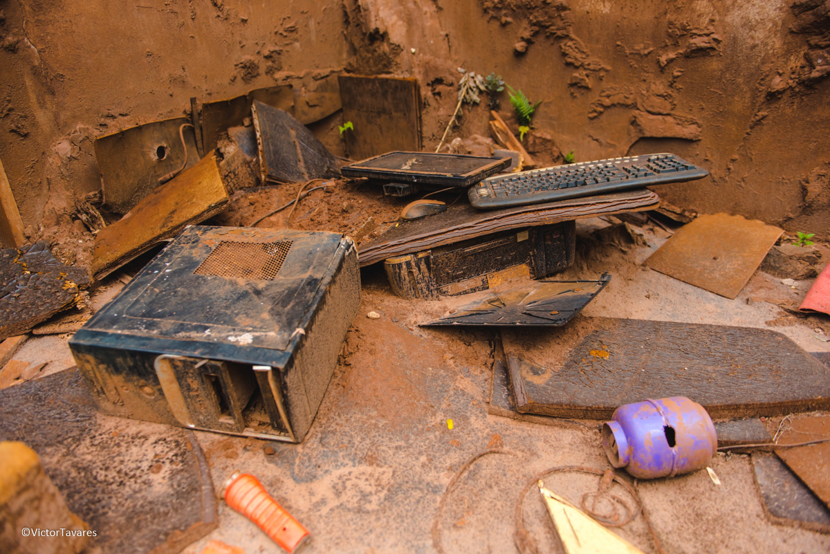 Fotos do rompimento da barragem da Samarco ocorrido em Mariana MG com lama destruição e ruínas em Paracatu de baixo Minas Gerais