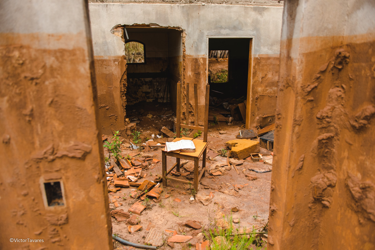Fotos do rompimento da barragem da Samarco ocorrido em Mariana MG com lama destruição e ruínas em Paracatu de baixo Minas Gerais