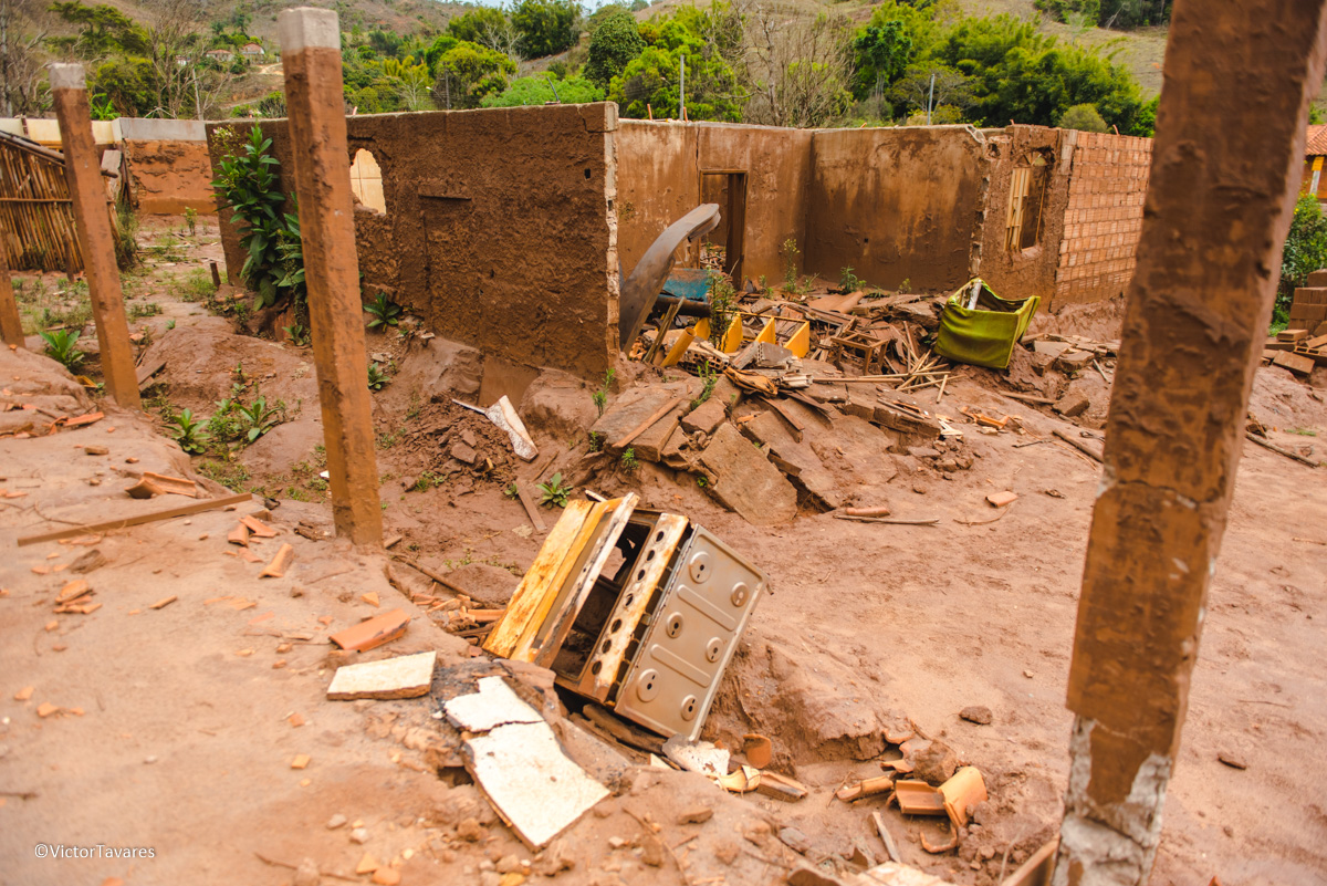 Fotos do rompimento da barragem da Samarco ocorrido em Mariana MG com lama destruição e ruínas em Paracatu de baixo Minas Gerais