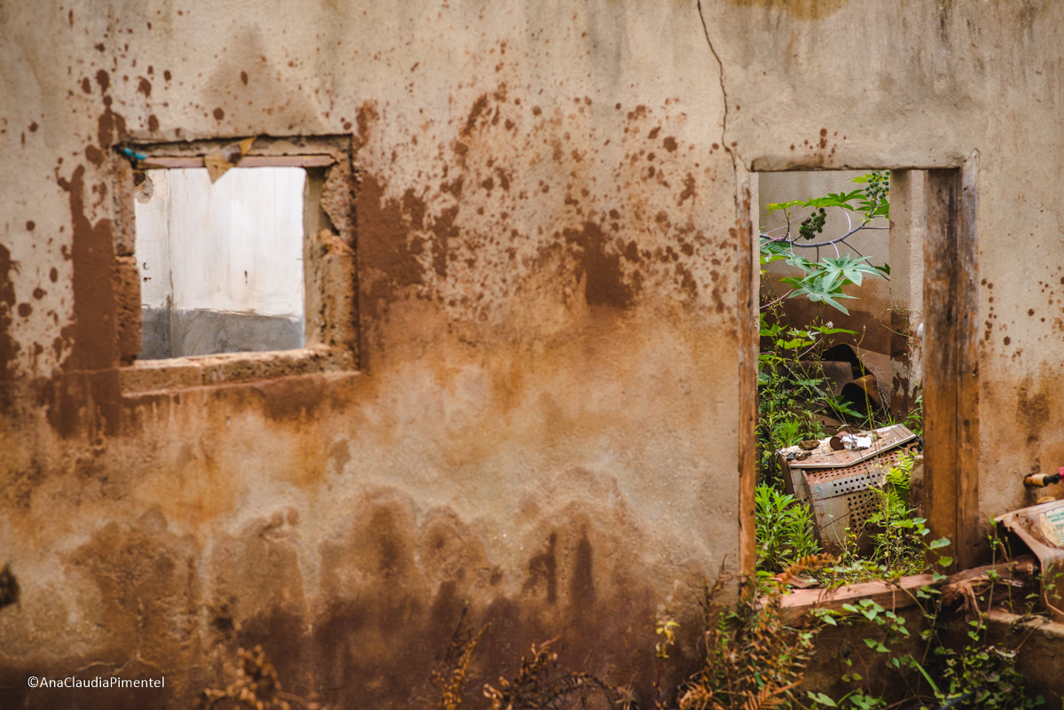 Fotos do rompimento da barragem da Samarco ocorrido em Mariana MG com lama destruição e ruínas em Paracatu de baixo Minas Gerais
