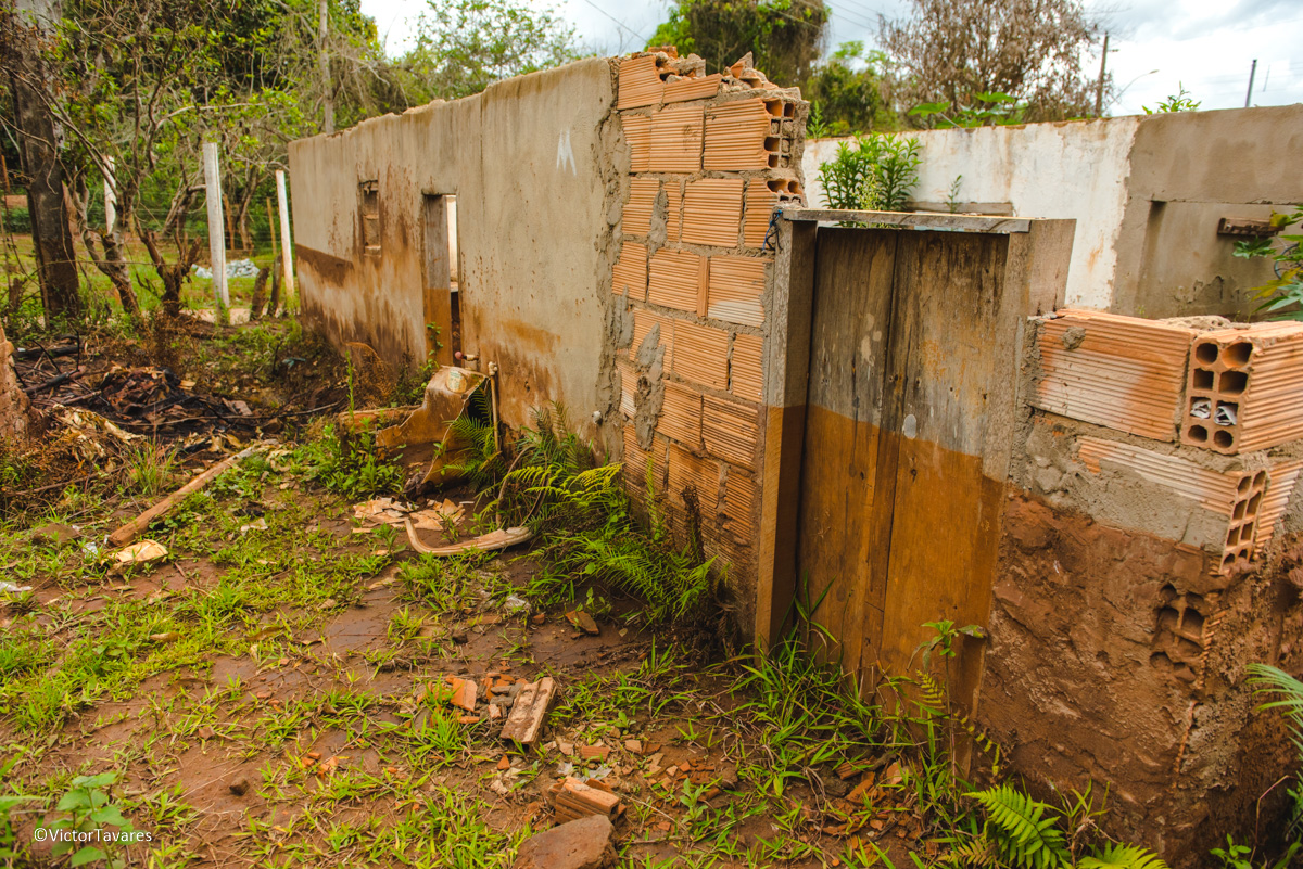 Fotos do rompimento da barragem da Samarco ocorrido em Mariana MG com lama destruição e ruínas em Paracatu de baixo Minas Gerais