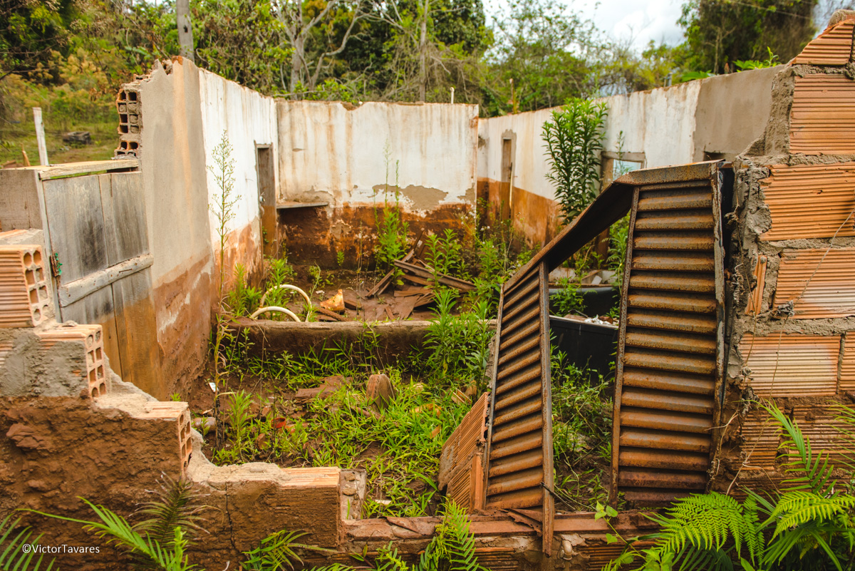 Fotos do rompimento da barragem da Samarco ocorrido em Mariana MG com lama destruição e ruínas em Paracatu de baixo Minas Gerais