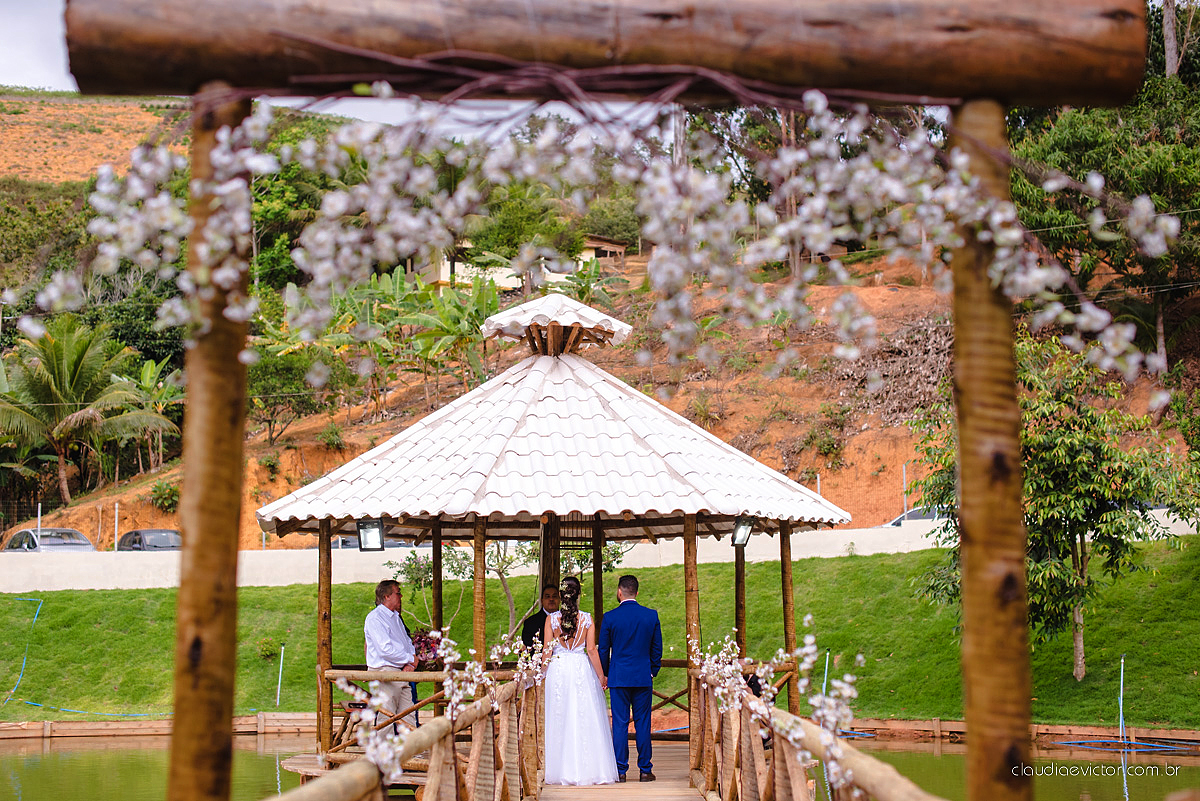 Lindo casamento familiar realizado ao ar livre num sítio em Santa Leopoldina por fotógrafos de casamento de vila velha fotógrafos de casamento de vitória fotógrafos de casamento de serra ES com noivo e noiva e pajens com lago e muita dança