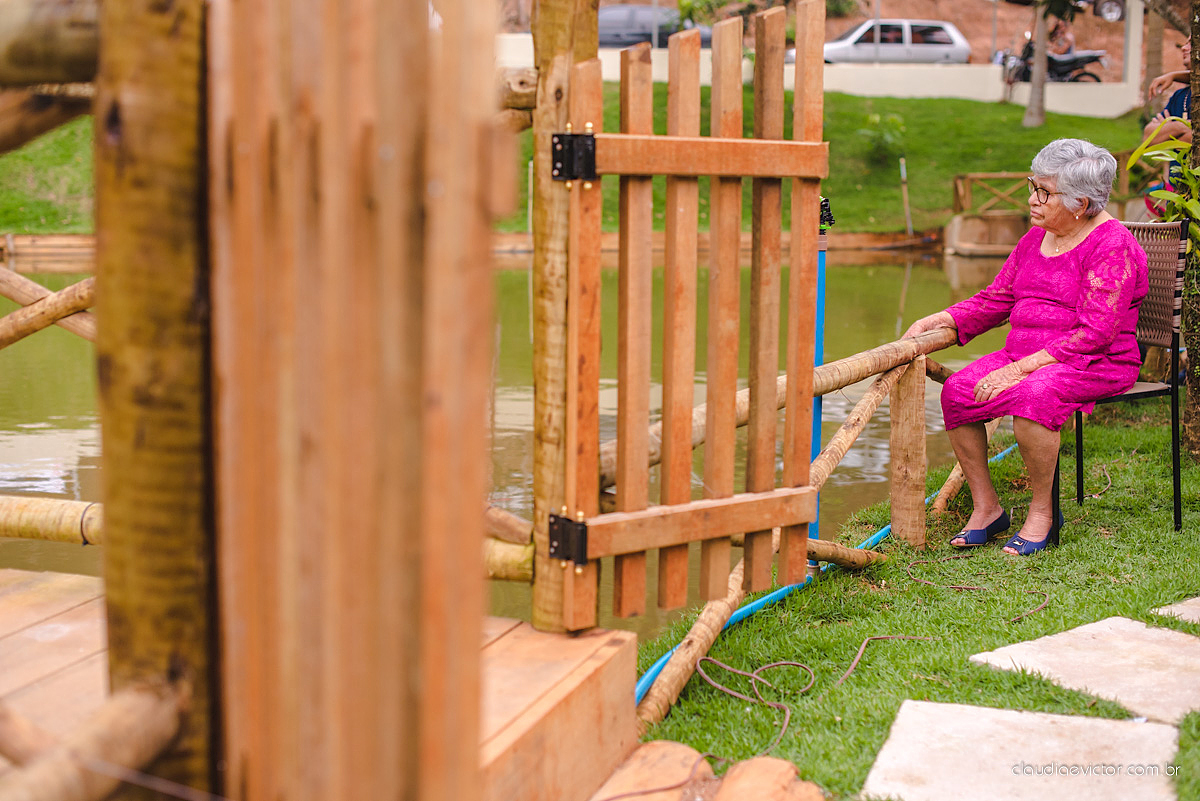Lindo casamento familiar realizado ao ar livre num sítio em Santa Leopoldina por fotógrafos de casamento de vila velha fotógrafos de casamento de vitória fotógrafos de casamento de serra ES com noivo e noiva e pajens com lago e muita dança