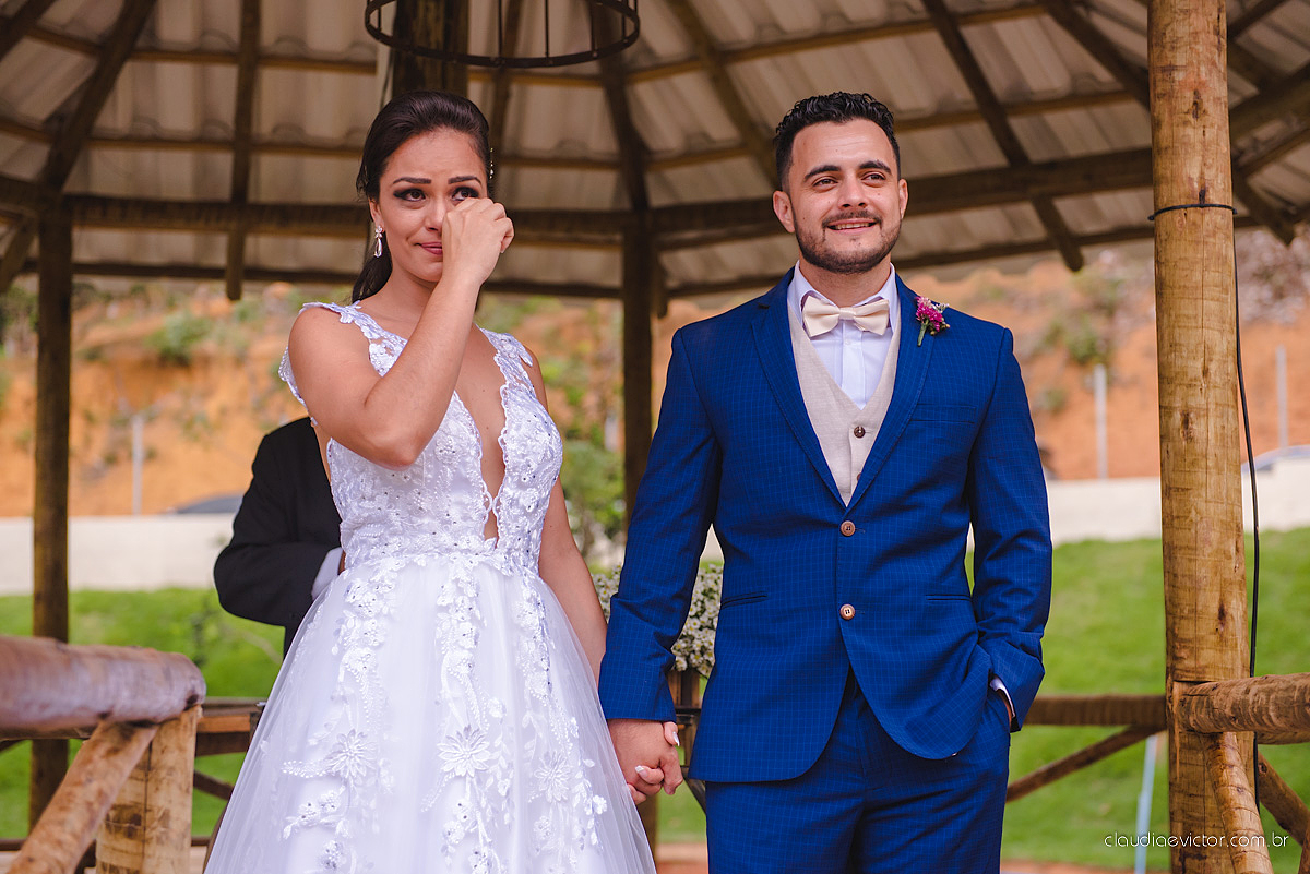 Lindo casamento familiar realizado ao ar livre num sítio em Santa Leopoldina por fotógrafos de casamento de vila velha fotógrafos de casamento de vitória fotógrafos de casamento de serra ES com noivo e noiva e pajens com lago e muita dança