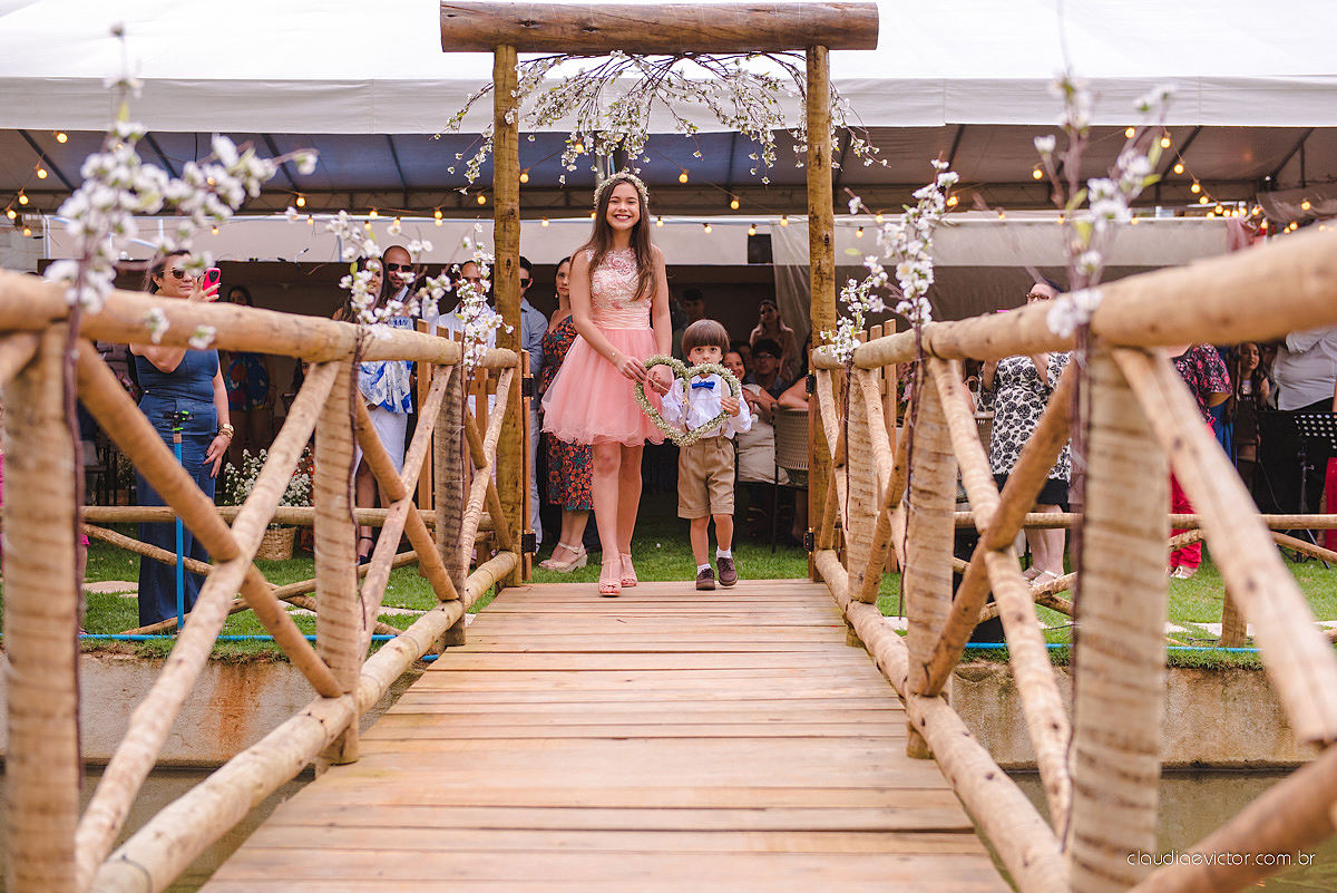 Lindo casamento familiar realizado ao ar livre num sítio em Santa Leopoldina por fotógrafos de casamento de vila velha fotógrafos de casamento de vitória fotógrafos de casamento de serra ES com noivo e noiva e pajens com lago e muita dança