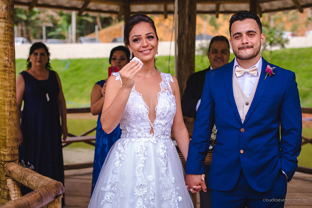 Lindo casamento familiar realizado ao ar livre num sítio em Santa Leopoldina por fotógrafos de casamento de vila velha fotógrafos de casamento de vitória fotógrafos de casamento de serra ES com noivo e noiva e pajens com lago e muita dança