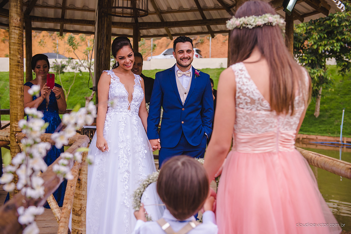 Lindo casamento familiar realizado ao ar livre num sítio em Santa Leopoldina por fotógrafos de casamento de vila velha fotógrafos de casamento de vitória fotógrafos de casamento de serra ES com noivo e noiva e pajens com lago e muita dança