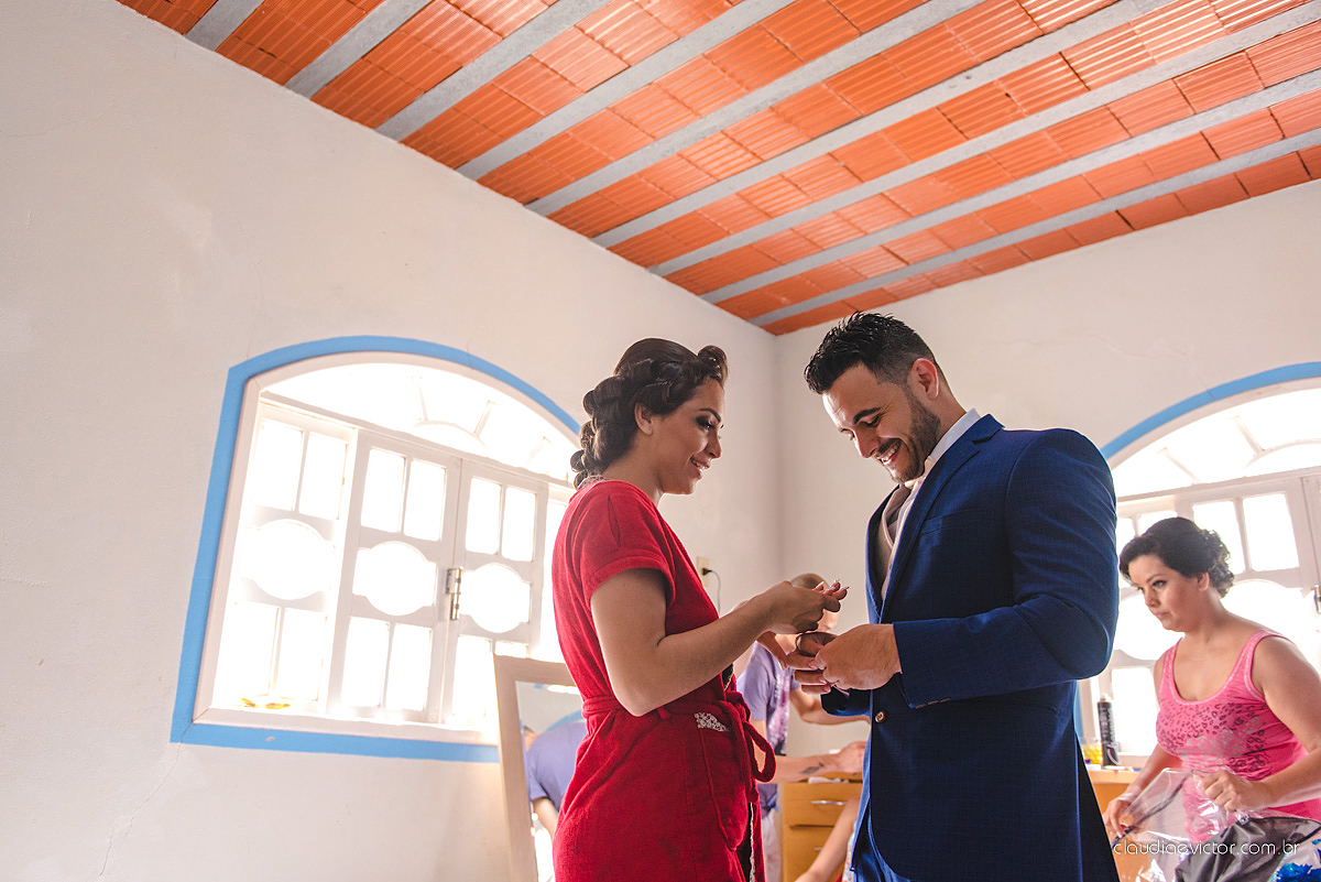 Lindo casamento familiar realizado ao ar livre num sítio em Santa Leopoldina por fotógrafos de casamento de vila velha fotógrafos de casamento de vitória fotógrafos de casamento de serra ES com noivo e noiva e pajens com lago e muita dança