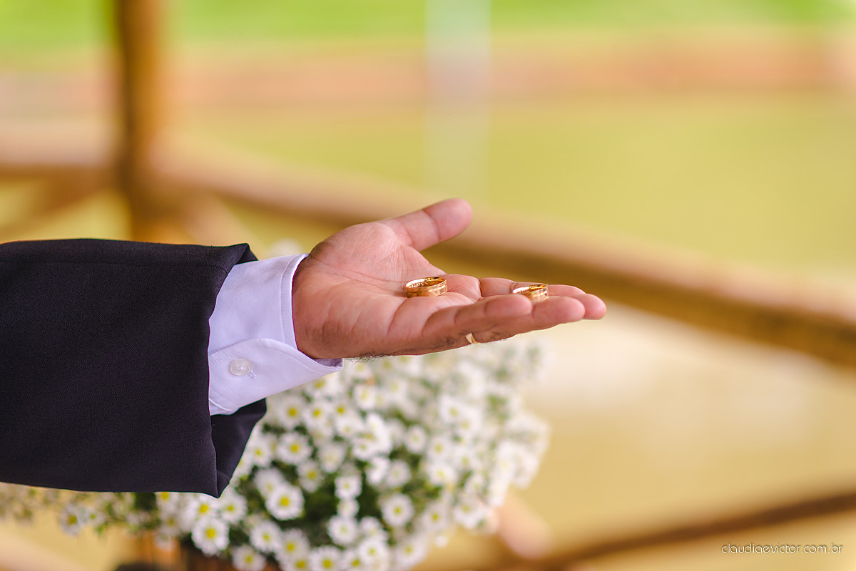 Lindo casamento familiar realizado ao ar livre num sítio em Santa Leopoldina por fotógrafos de casamento de vila velha fotógrafos de casamento de vitória fotógrafos de casamento de serra ES com noivo e noiva e pajens com lago e muita dança