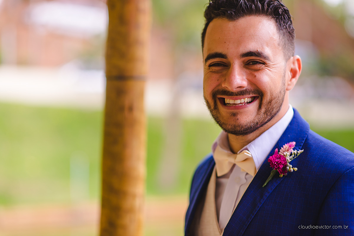 Lindo casamento familiar realizado ao ar livre num sítio em Santa Leopoldina por fotógrafos de casamento de vila velha fotógrafos de casamento de vitória fotógrafos de casamento de serra ES com noivo e noiva e pajens com lago e muita dança