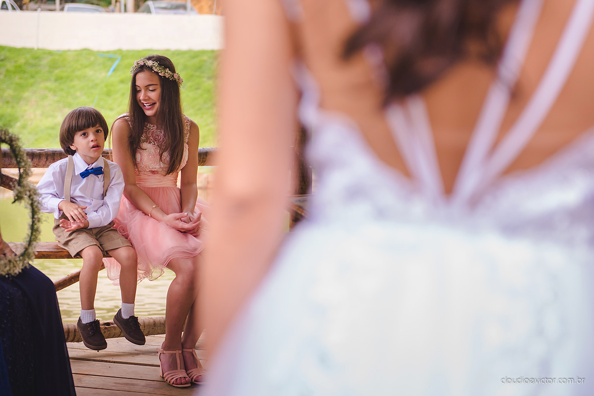 Lindo casamento familiar realizado ao ar livre num sítio em Santa Leopoldina por fotógrafos de casamento de vila velha fotógrafos de casamento de vitória fotógrafos de casamento de serra ES com noivo e noiva e pajens com lago e muita dança