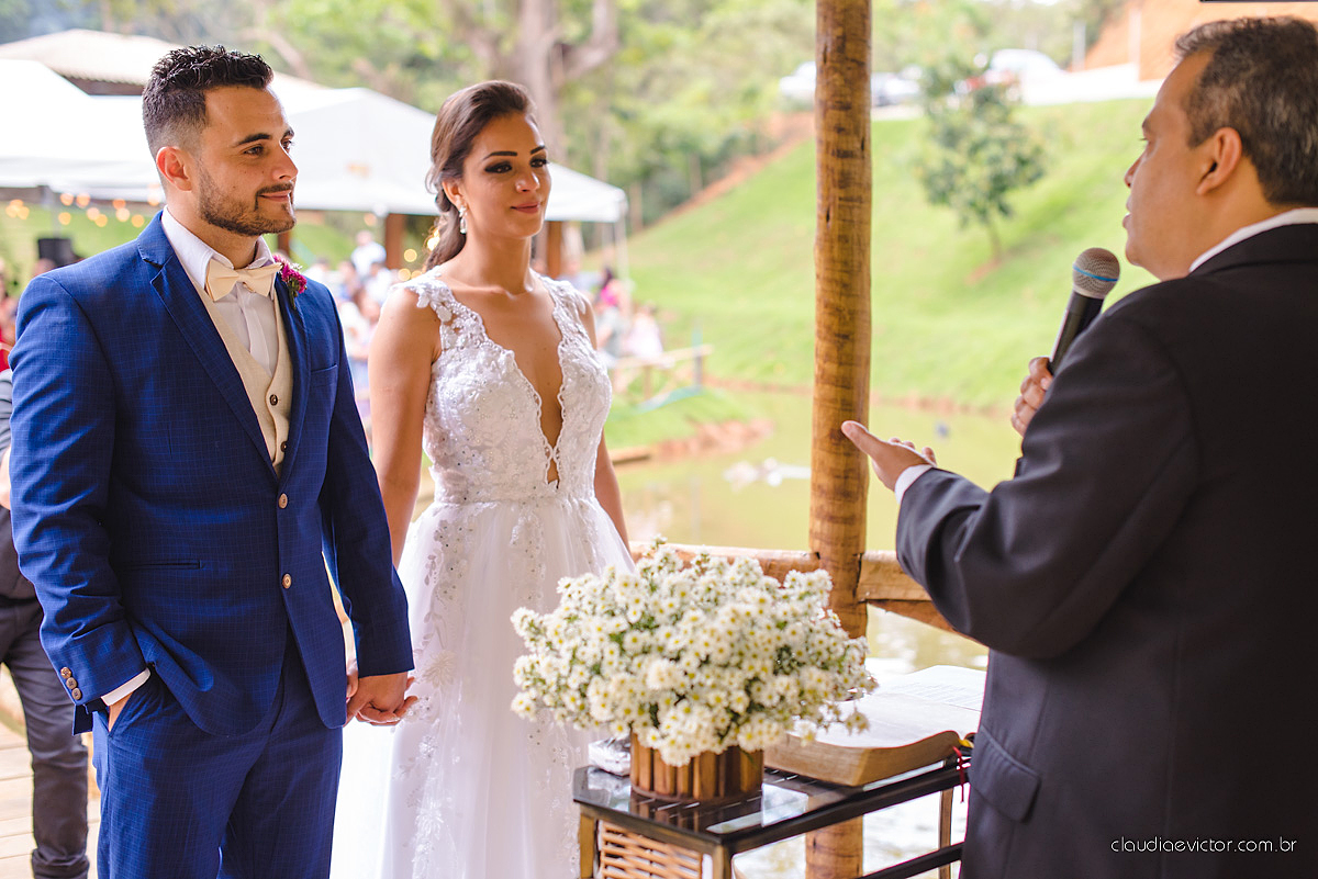 Lindo casamento familiar realizado ao ar livre num sítio em Santa Leopoldina por fotógrafos de casamento de vila velha fotógrafos de casamento de vitória fotógrafos de casamento de serra ES com noivo e noiva e pajens com lago e muita dança