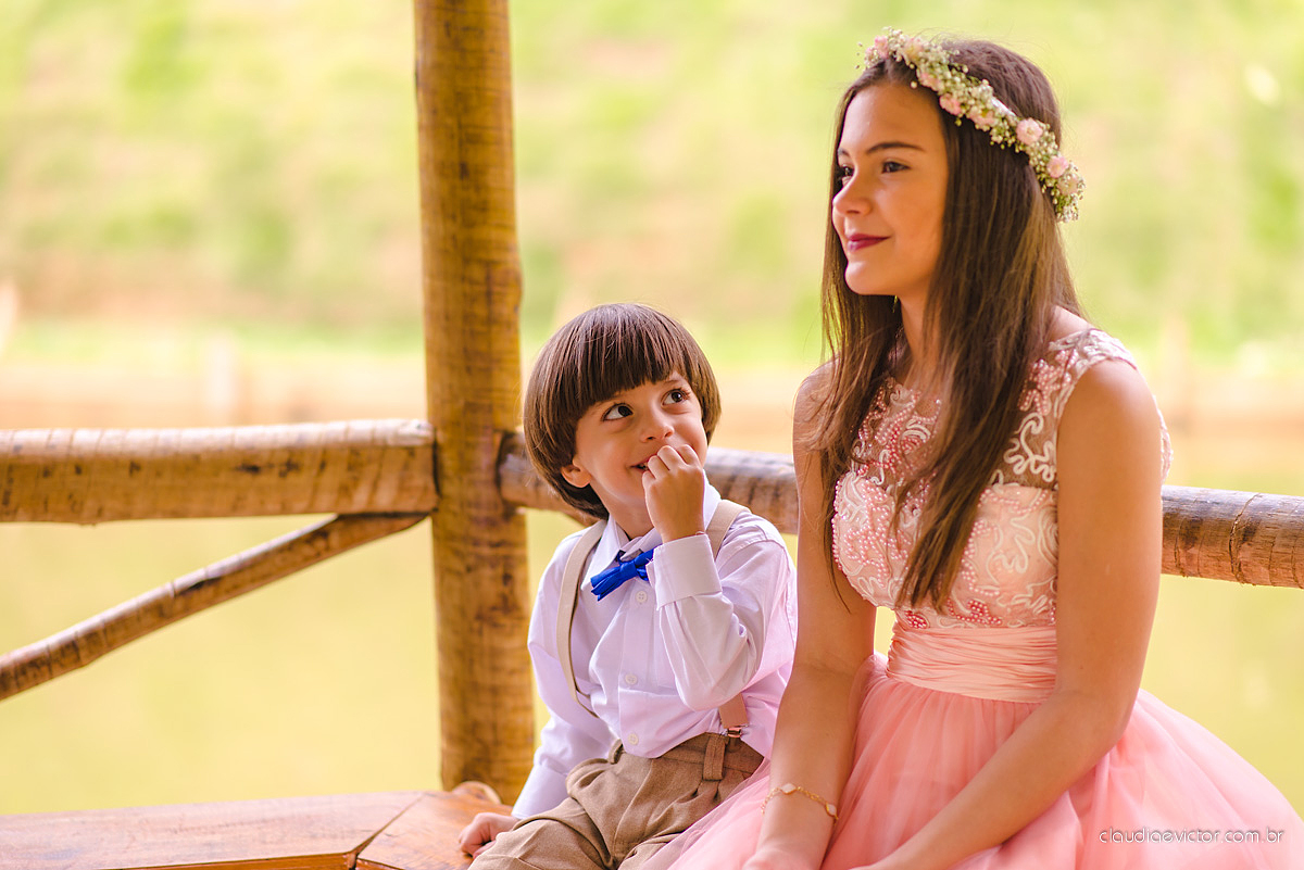 Lindo casamento familiar realizado ao ar livre num sítio em Santa Leopoldina por fotógrafos de casamento de vila velha fotógrafos de casamento de vitória fotógrafos de casamento de serra ES com noivo e noiva e pajens com lago e muita dança