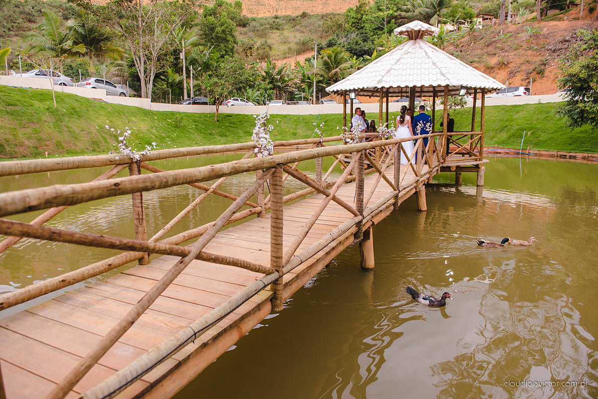 Lindo casamento familiar realizado ao ar livre num sítio em Santa Leopoldina por fotógrafos de casamento de vila velha fotógrafos de casamento de vitória fotógrafos de casamento de serra ES com noivo e noiva e pajens com lago e muita dança