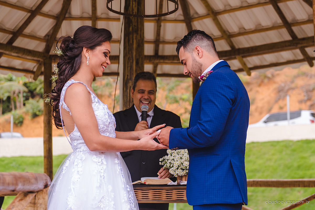 Lindo casamento familiar realizado ao ar livre num sítio em Santa Leopoldina por fotógrafos de casamento de vila velha fotógrafos de casamento de vitória fotógrafos de casamento de serra ES com noivo e noiva e pajens com lago e muita dança
