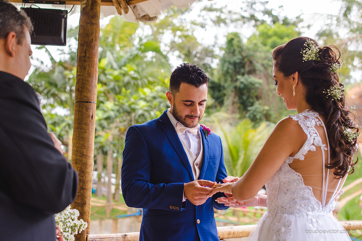 Lindo casamento familiar realizado ao ar livre num sítio em Santa Leopoldina por fotógrafos de casamento de vila velha fotógrafos de casamento de vitória fotógrafos de casamento de serra ES com noivo e noiva e pajens com lago e muita dança
