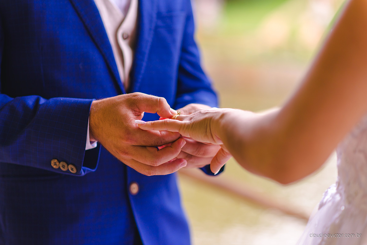 Lindo casamento familiar realizado ao ar livre num sítio em Santa Leopoldina por fotógrafos de casamento de vila velha fotógrafos de casamento de vitória fotógrafos de casamento de serra ES com noivo e noiva e pajens com lago e muita dança