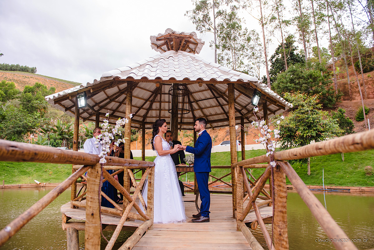 Lindo casamento familiar realizado ao ar livre num sítio em Santa Leopoldina por fotógrafos de casamento de vila velha fotógrafos de casamento de vitória fotógrafos de casamento de serra ES com noivo e noiva e pajens com lago e muita dança