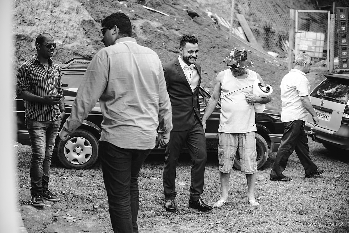 Lindo casamento familiar realizado ao ar livre num sítio em Santa Leopoldina por fotógrafos de casamento de vila velha fotógrafos de casamento de vitória fotógrafos de casamento de serra ES com noivo e noiva e pajens com lago e muita dança