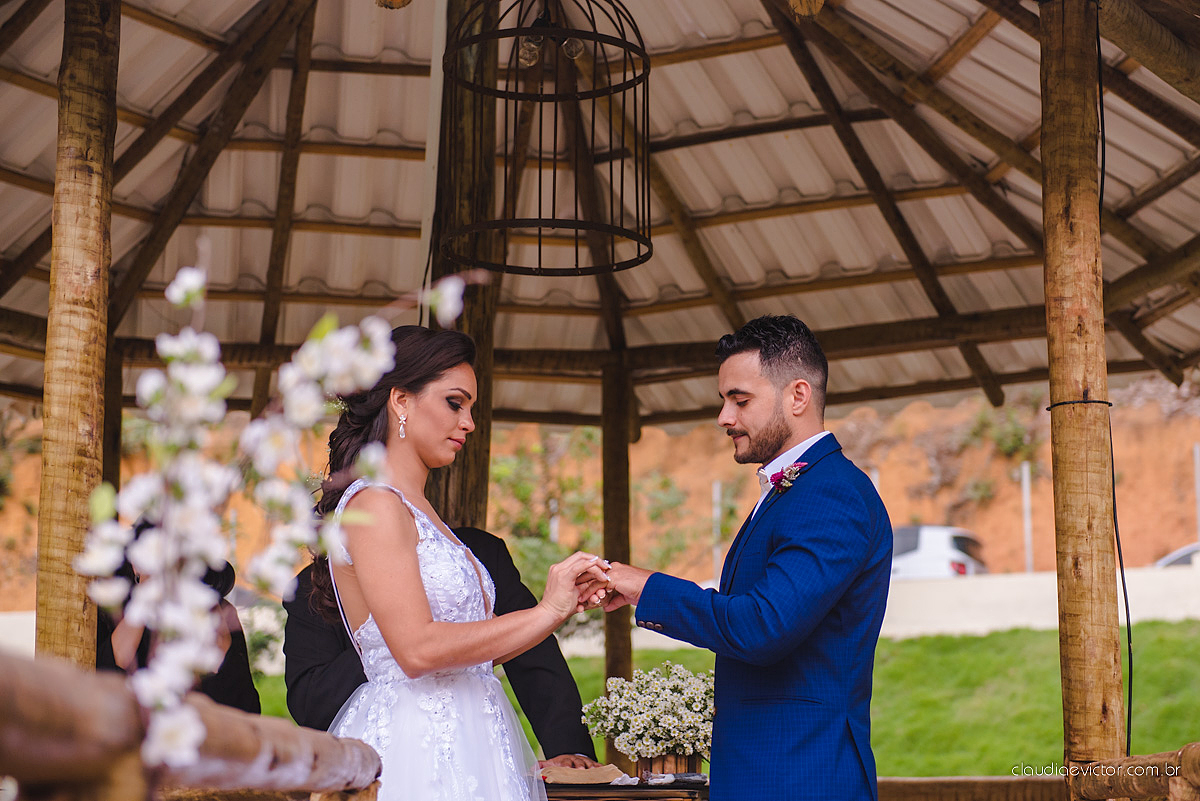 Lindo casamento familiar realizado ao ar livre num sítio em Santa Leopoldina por fotógrafos de casamento de vila velha fotógrafos de casamento de vitória fotógrafos de casamento de serra ES com noivo e noiva e pajens com lago e muita dança