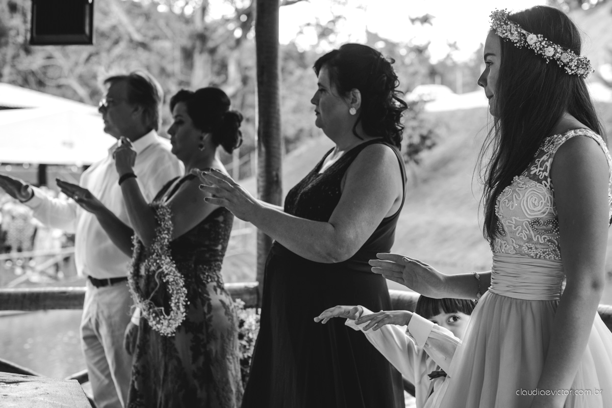 Lindo casamento familiar realizado ao ar livre num sítio em Santa Leopoldina por fotógrafos de casamento de vila velha fotógrafos de casamento de vitória fotógrafos de casamento de serra ES com noivo e noiva e pajens com lago e muita dança
