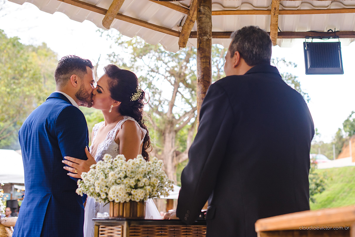 Lindo casamento familiar realizado ao ar livre num sítio em Santa Leopoldina por fotógrafos de casamento de vila velha fotógrafos de casamento de vitória fotógrafos de casamento de serra ES com noivo e noiva e pajens com lago e muita dança