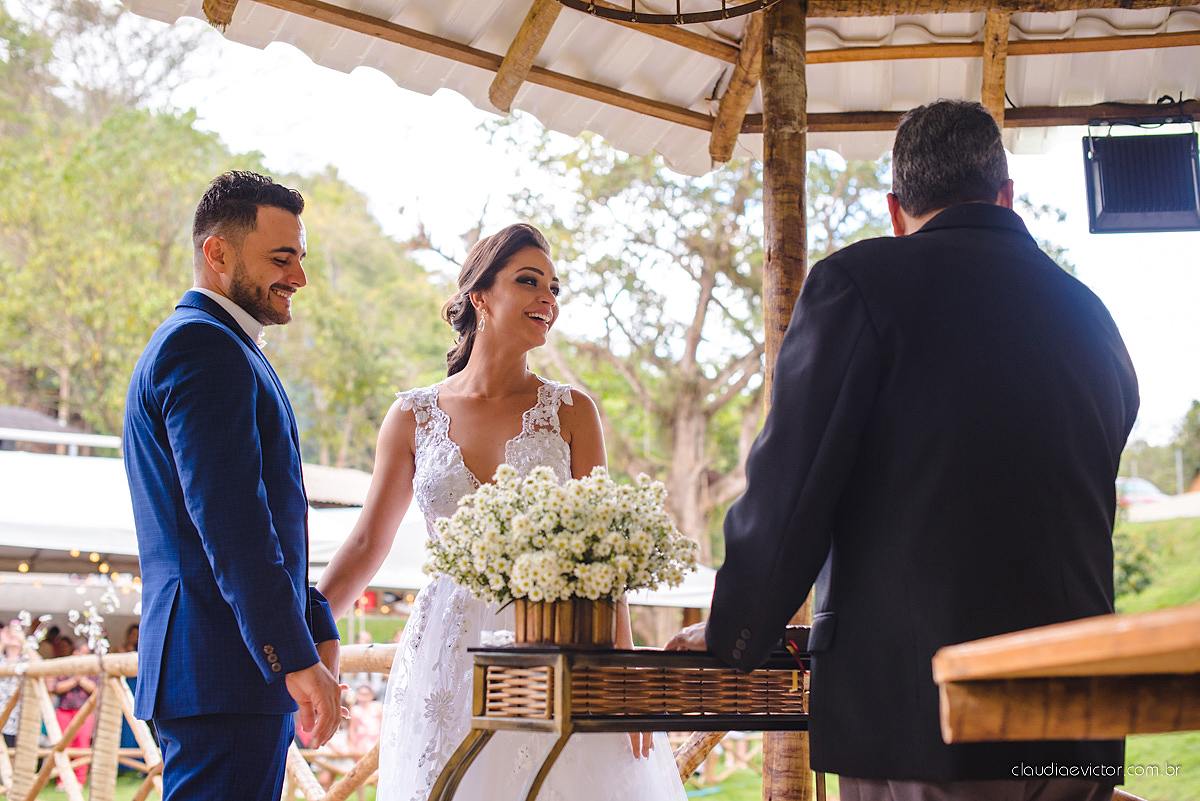 Lindo casamento familiar realizado ao ar livre num sítio em Santa Leopoldina por fotógrafos de casamento de vila velha fotógrafos de casamento de vitória fotógrafos de casamento de serra ES com noivo e noiva e pajens com lago e muita dança