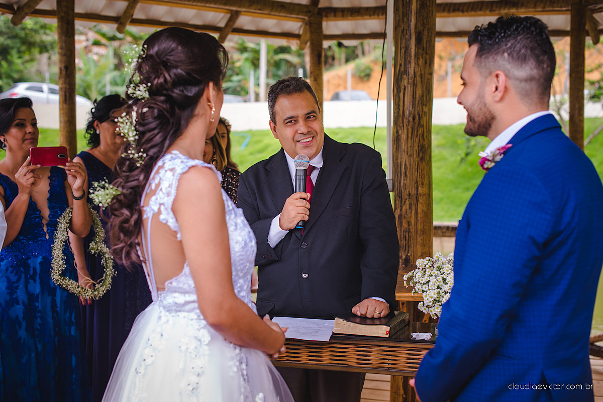 Lindo casamento familiar realizado ao ar livre num sítio em Santa Leopoldina por fotógrafos de casamento de vila velha fotógrafos de casamento de vitória fotógrafos de casamento de serra ES com noivo e noiva e pajens com lago e muita dança