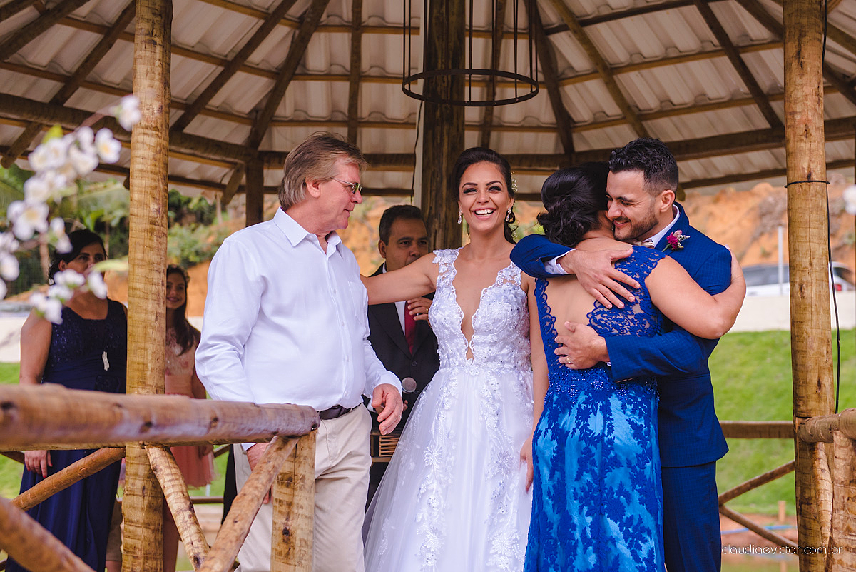 Lindo casamento familiar realizado ao ar livre num sítio em Santa Leopoldina por fotógrafos de casamento de vila velha fotógrafos de casamento de vitória fotógrafos de casamento de serra ES com noivo e noiva e pajens com lago e muita dança