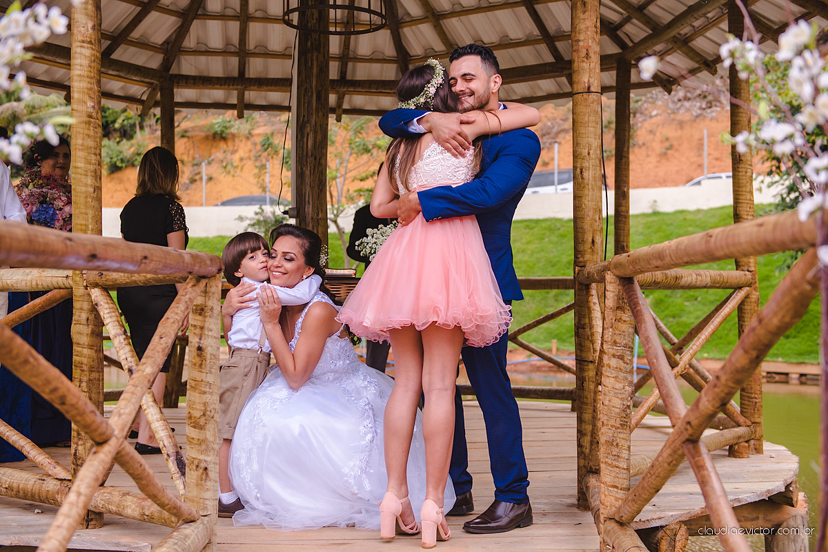 Lindo casamento familiar realizado ao ar livre num sítio em Santa Leopoldina por fotógrafos de casamento de vila velha fotógrafos de casamento de vitória fotógrafos de casamento de serra ES com noivo e noiva e pajens com lago e muita dança