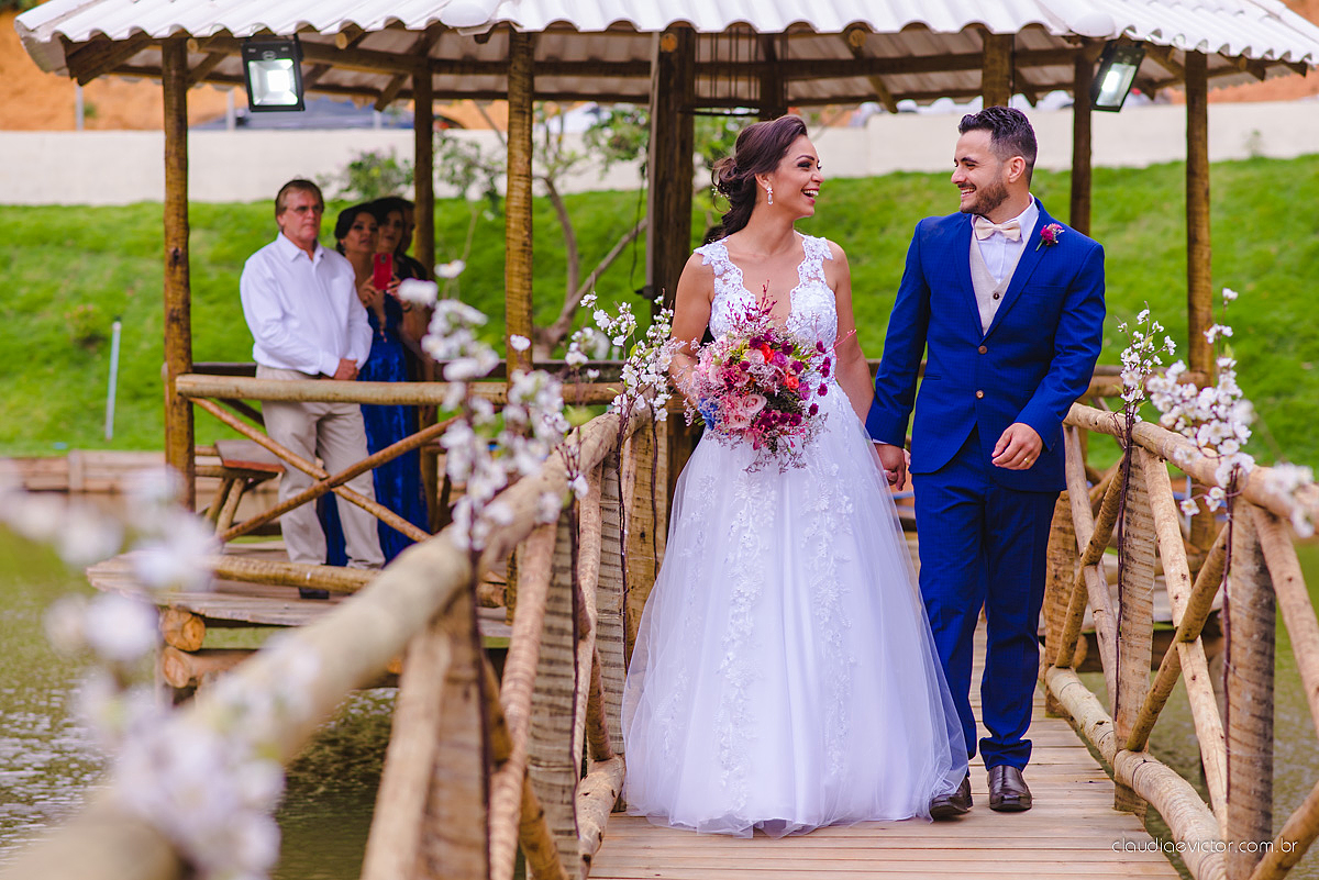 Lindo casamento familiar realizado ao ar livre num sítio em Santa Leopoldina por fotógrafos de casamento de vila velha fotógrafos de casamento de vitória fotógrafos de casamento de serra ES com noivo e noiva e pajens com lago e muita dança