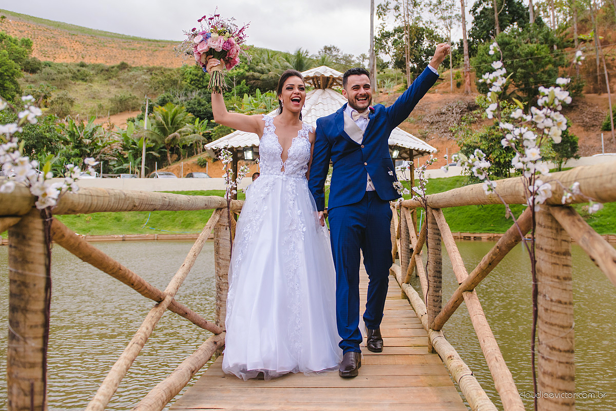 Lindo casamento familiar realizado ao ar livre num sítio em Santa Leopoldina por fotógrafos de casamento de vila velha fotógrafos de casamento de vitória fotógrafos de casamento de serra ES com noivo e noiva e pajens com lago e muita dança