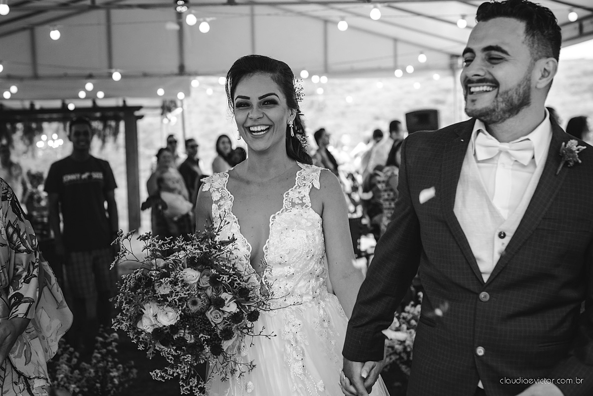 Lindo casamento familiar realizado ao ar livre num sítio em Santa Leopoldina por fotógrafos de casamento de vila velha fotógrafos de casamento de vitória fotógrafos de casamento de serra ES com noivo e noiva e pajens com lago e muita dança