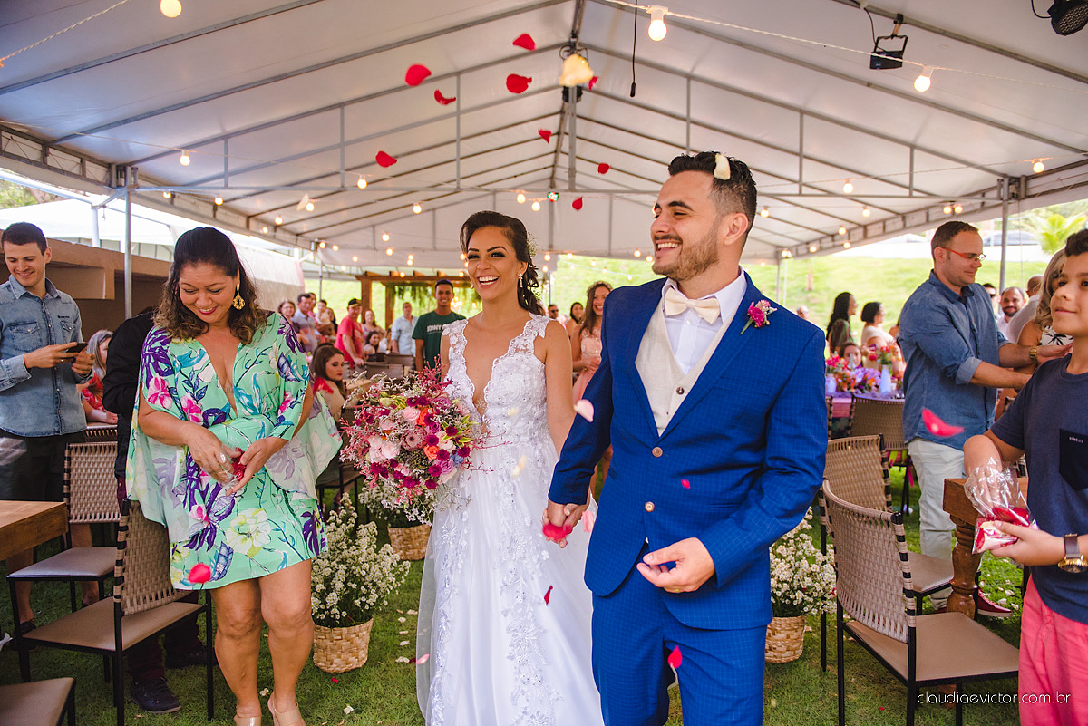 Lindo casamento familiar realizado ao ar livre num sítio em Santa Leopoldina por fotógrafos de casamento de vila velha fotógrafos de casamento de vitória fotógrafos de casamento de serra ES com noivo e noiva e pajens com lago e muita dança
